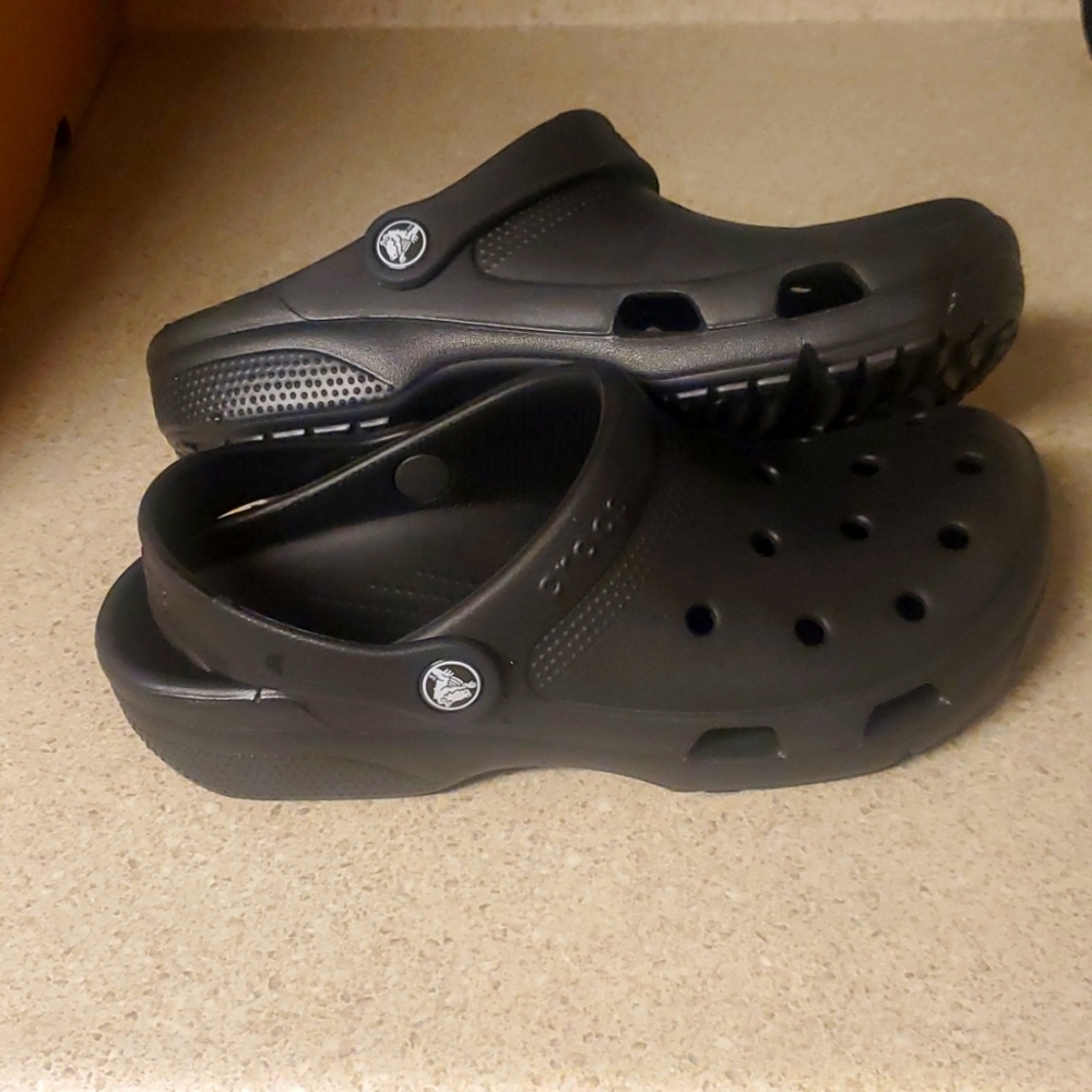 NWOT Black Crocs size 8 in women 6M 8W
